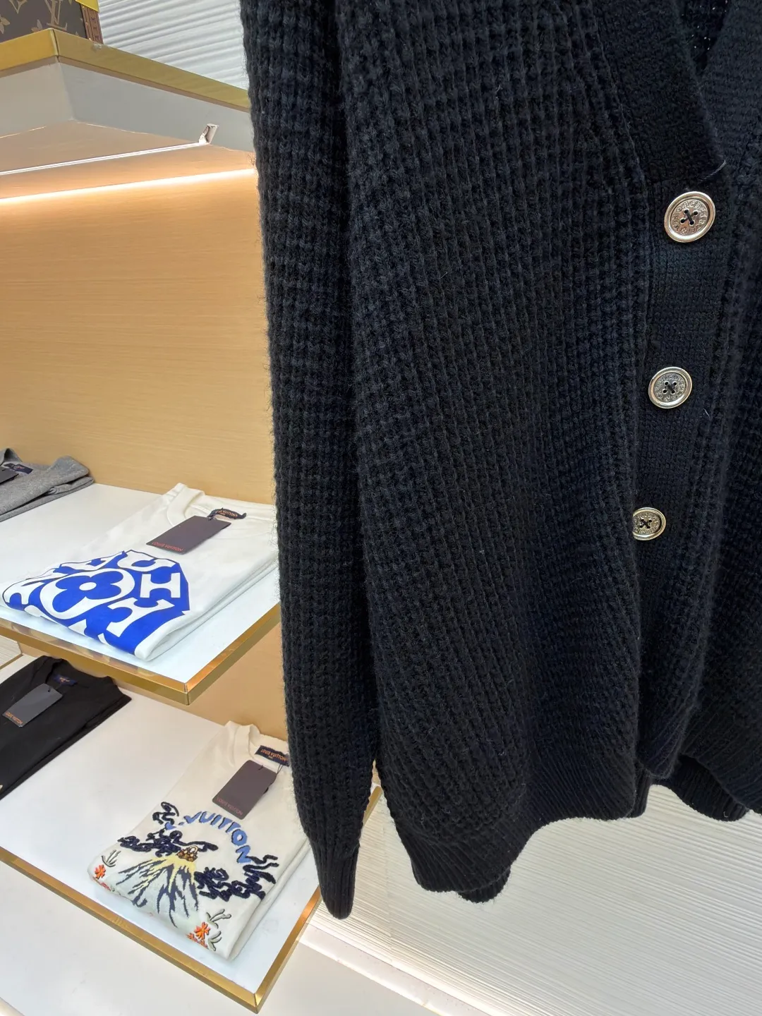 Chrome Hearts waffle cashmere cardigan ●Item number: 1682054-B85 ●Fabric: cashmere fabric ●Technology: hand-sealed label making ●Color: black ●Version: loose fit ●Weight: about 760 grams ●Size: S-M-L ●Description: Purchased from the original button counter for 52,000. The custom-spun yarn is made of 55% cashmere + 20% wool + 20% special nylon + 5% anti-pilling acrylic blended material. Customized placket and lining placket protein leather. Customized double-layer cross leather label. Customized mold opening accessories silver ornaments. With air cooler shaping + pure hand sealing label. Sewing buttons. Same style for men and women. The workmanship details are very good. The overall wiring is straight and delicate, the fabric is comfortable and soft, and the color is consistent without color difference. It can be matched with the same style to create a fashionable look and control various occasions. Customized accessories, complete with three standards, same style for men and women!